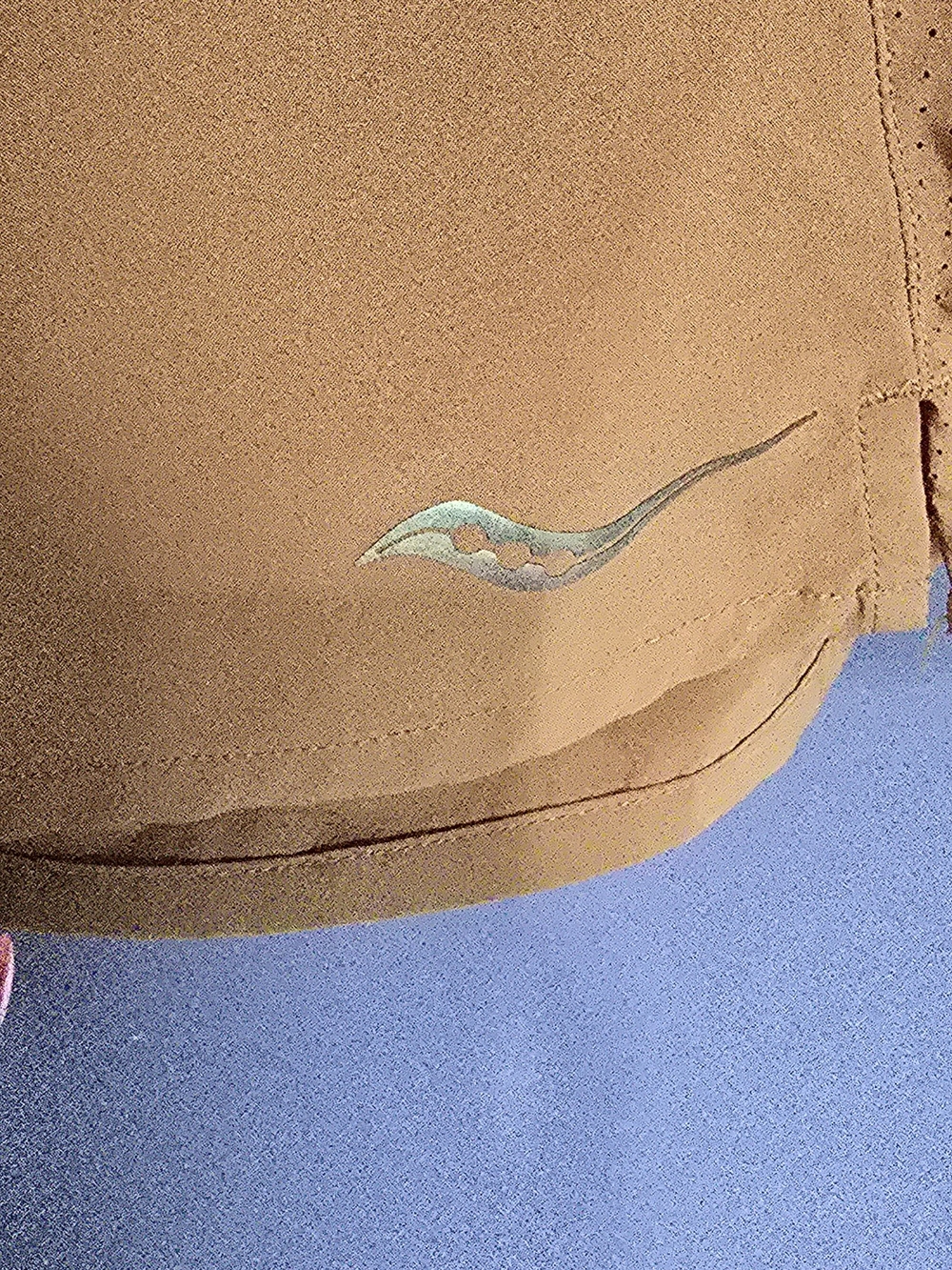 Saucony Outpace 5" running shorts In "Bronze" - Picture 7 of 11